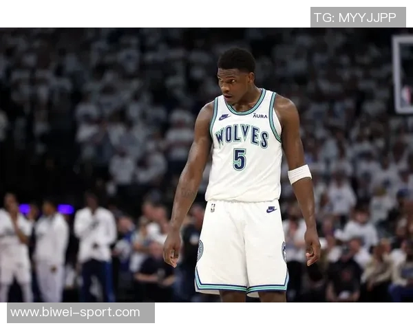 爱德华兹首节表现抢眼9投4中砍下12分并贡献前场板与防守数据