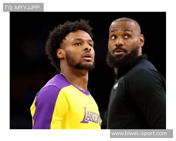 老父亲的骄傲詹姆斯分享多张身穿儿子布莱斯球衣观赛的温馨瞬间