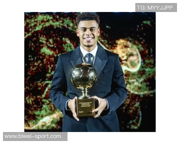 杜埃荣获2025年欧洲金童奖巴黎官方社媒发布祝贺海报